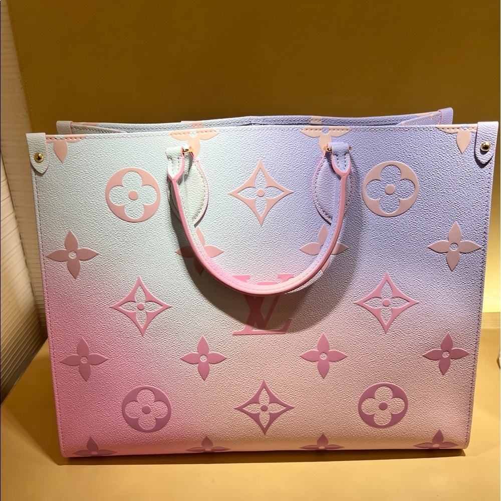 ✨GORGEOUS!✨NEW! Louis Vuitton Onthego GM Sunrise Pastel, Style Number M46076.